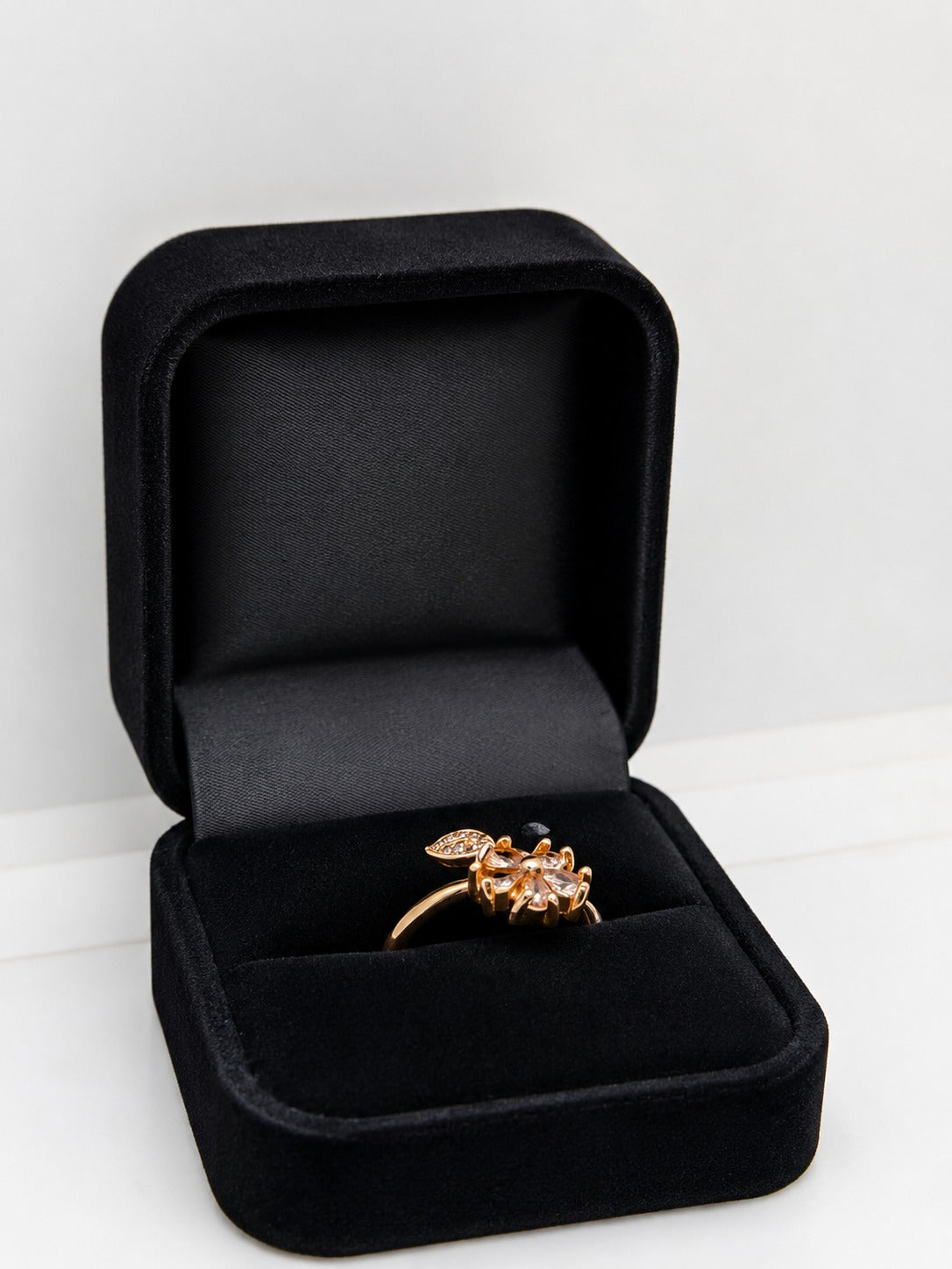 Elegant Stylish flower Zirconin  Ring