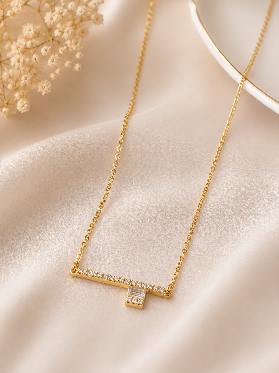 Glow Box Luxury Elegent  Neck Chain